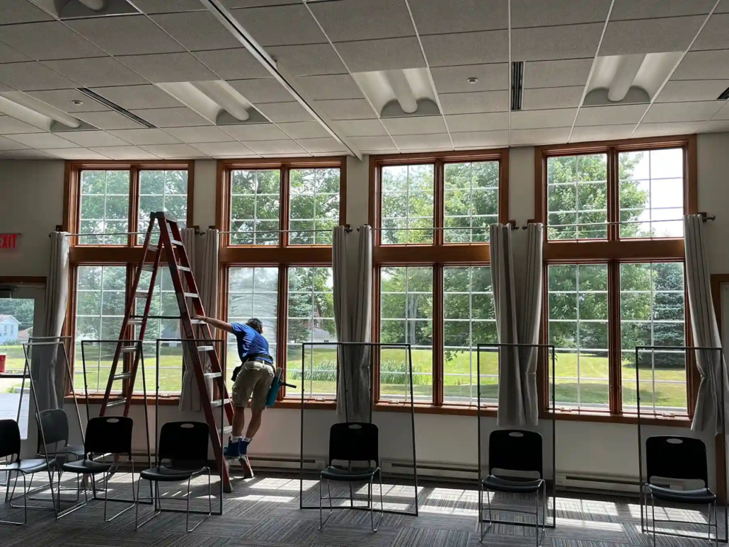A Window Cleaning in Mahoning Valley Cleans the Inside of a Property's Windows.