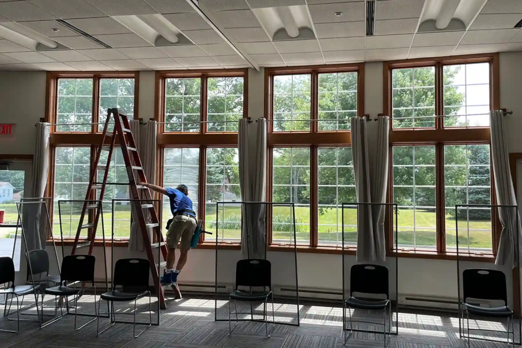 A Window Cleaning in Mahoning Valley Cleans the Inside of a Property's Windows.